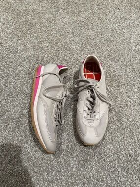 Brooks Women's Light Gray Sneakers with Pink Heel Stripe